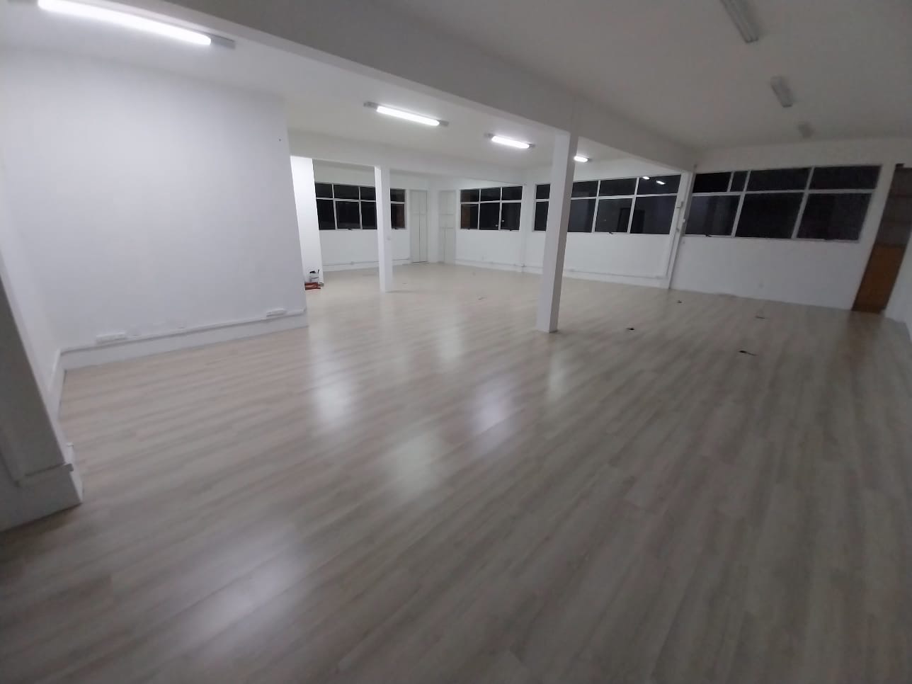 Salão comercial com piso laminado claro