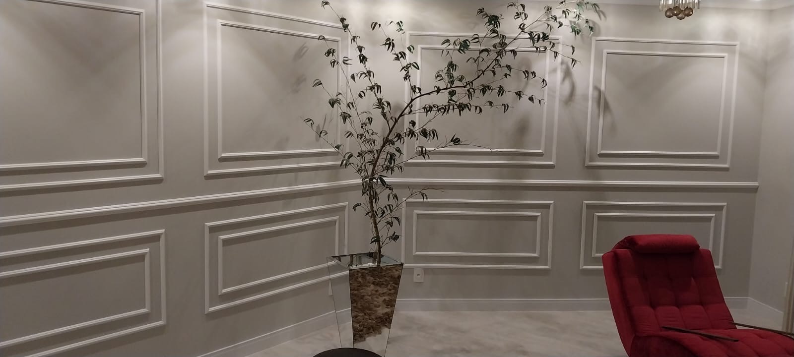 Parede de boiserie executada em ambiente residencial