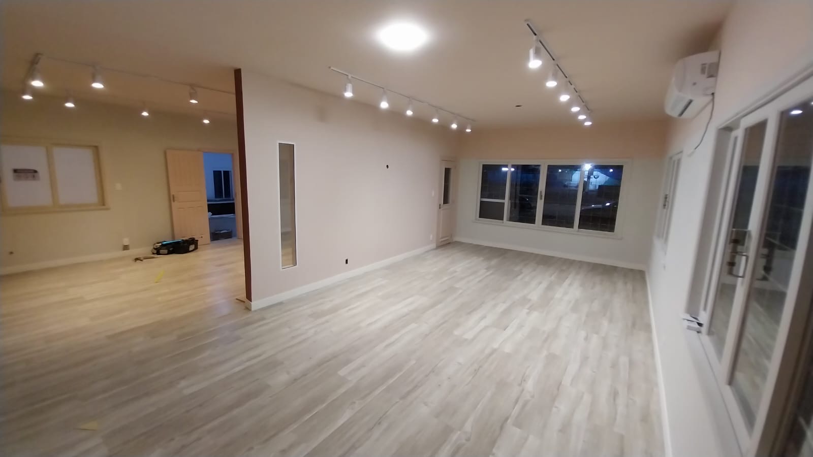 Ampla sala com piso vinílico claro instalado