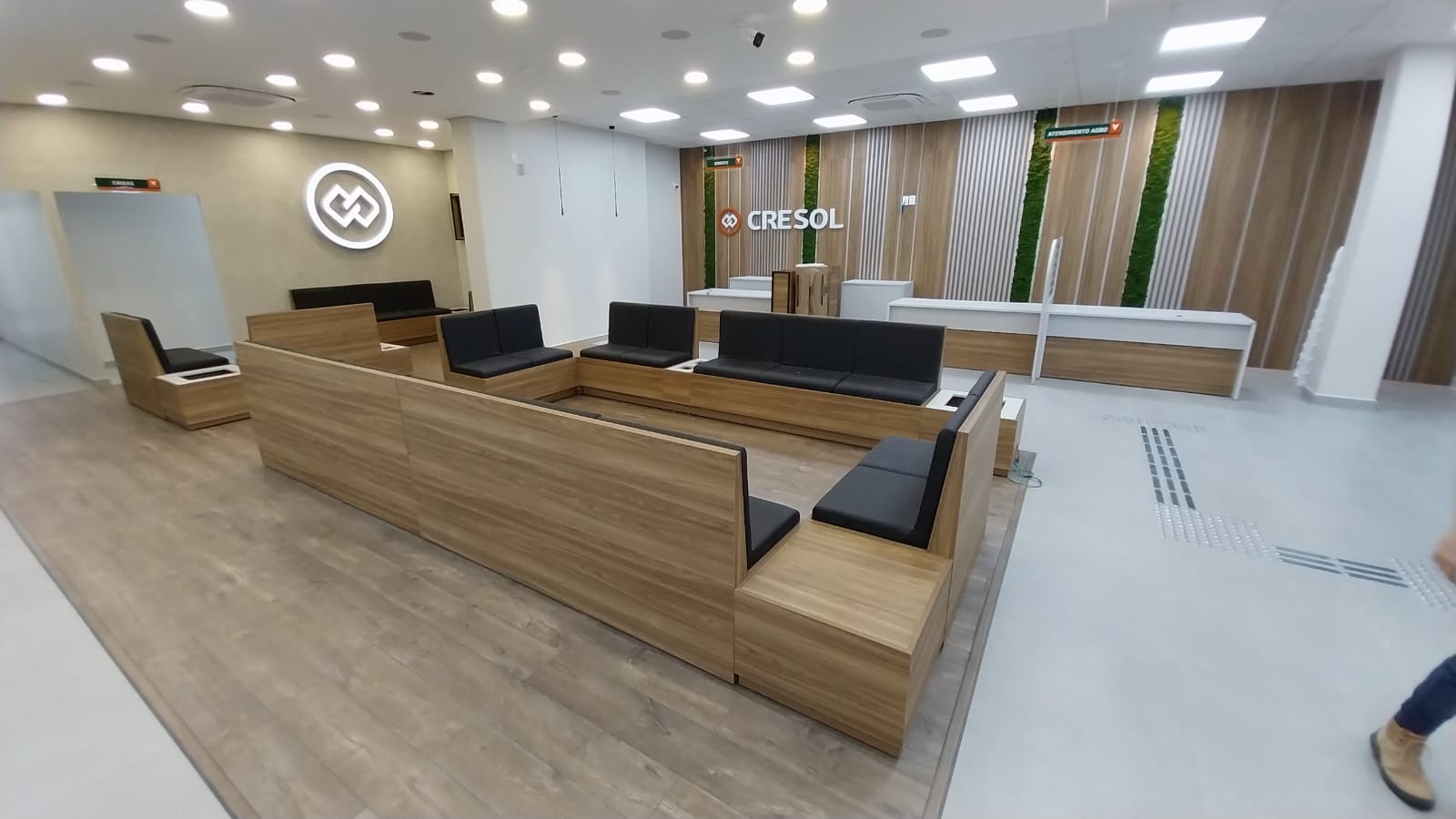 Agência Cresol — piso vinílico comercial de alto padrão