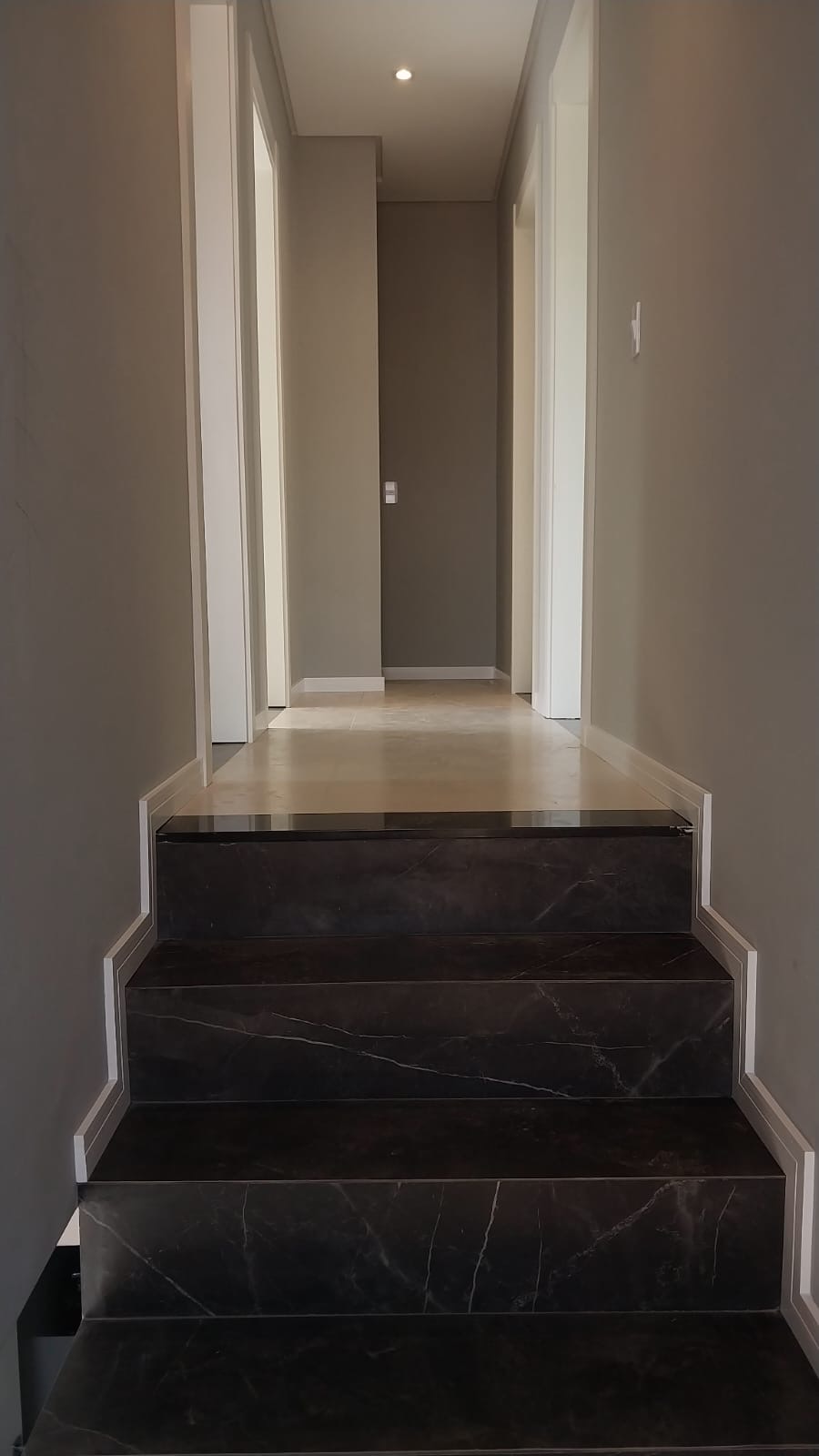 Hall com revestimento porcelanato marmorizado