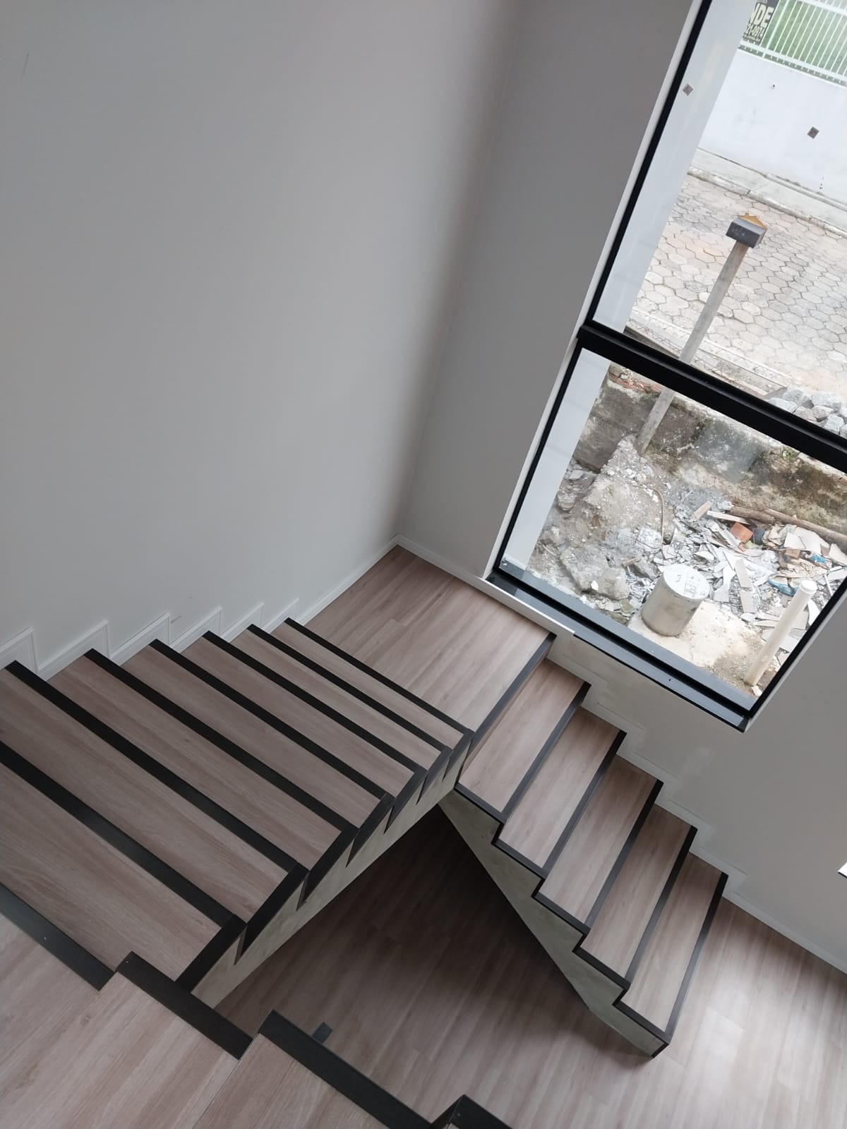 Escada flutuante revestida em laminado premium